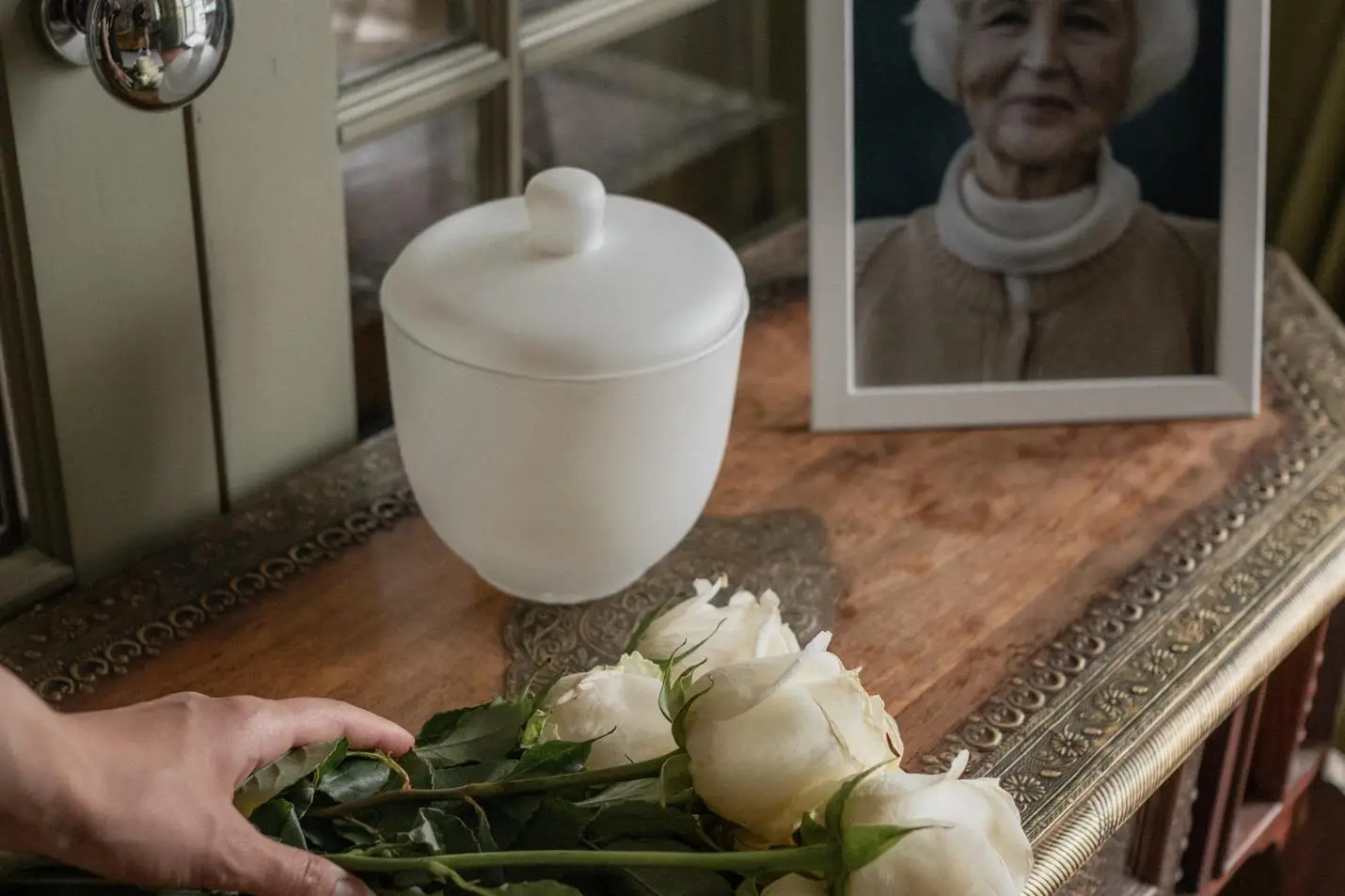 Cremation Vs. Burial: A Comprehensive Guide To Help You Decide ...